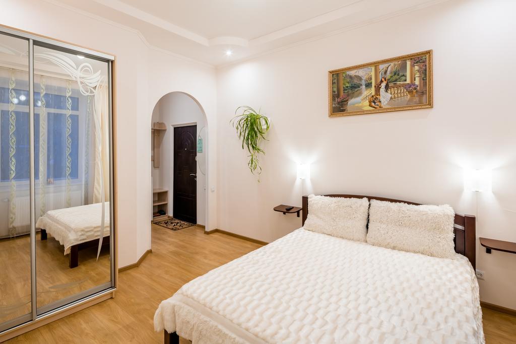 Apartment On Khmelnytskogo Street Lviv Exterior foto
